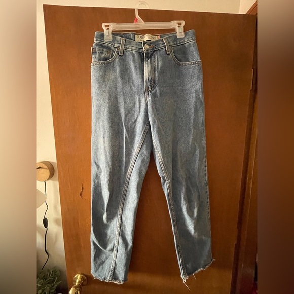 Tapered Leg Vintage Levi’s 550 in with mid rise waist and raw hem - Picture 3 of 3